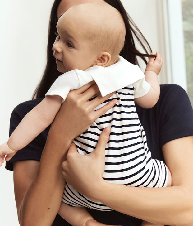 Combinaison courte b&eacute;b&eacute; en coton ray&eacute;e et col vareuse bleu/bleu