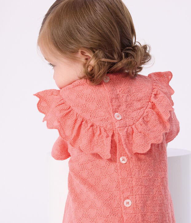Robe b&eacute;b&eacute; en broderie anglaise manches courtes, motifs c&oelig;urs corail