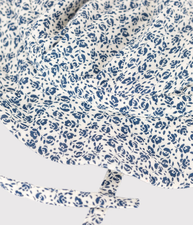 Capeline en gaze de coton fleurs bleues b&eacute;b&eacute; fille &eacute;cru/bleu