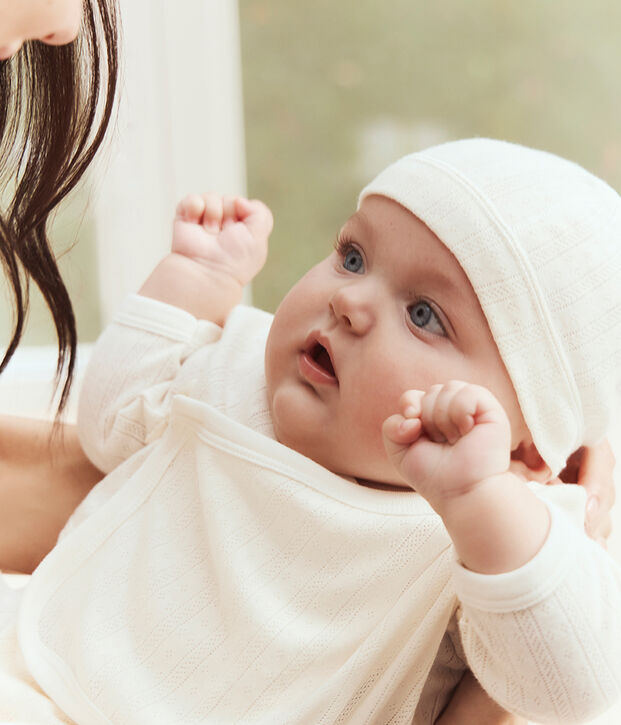 Ensemble long 3 pi&egrave;ces b&eacute;b&eacute; en coton ajour&eacute; et son bonnet blanc cass&eacute;
