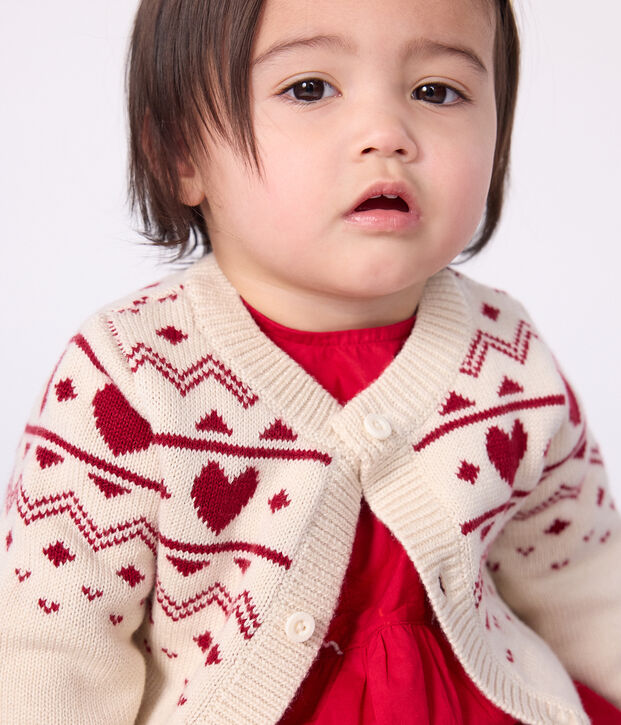 Cardigan b&eacute;b&eacute; en tricot laine et coton, motifs c&oelig;urs &eacute;cru/rouge