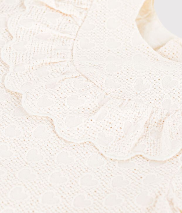 Robe b&eacute;b&eacute; en broderie anglaise manches courtes, motifs c&oelig;urs blanc