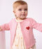 Cardigan b&eacute;b&eacute; en coton uni et badge c&oelig;ur rose