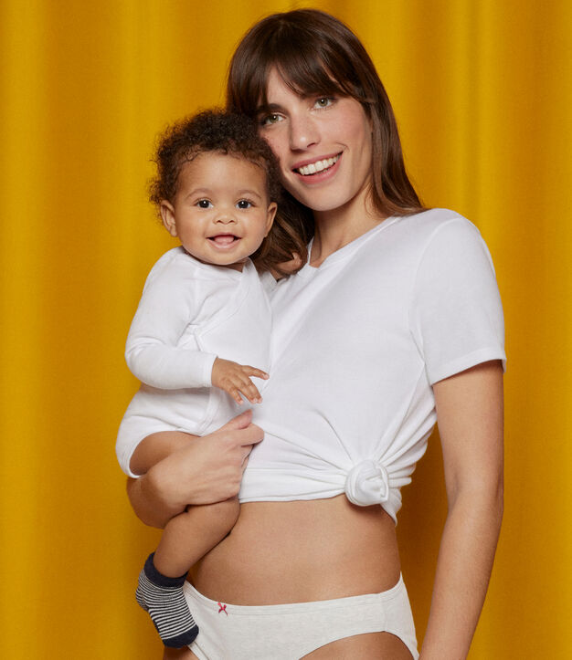 B&eacute;b&eacute; et maman tout en blanc