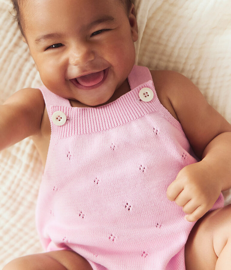 Combinaison courte b&eacute;b&eacute; en tricot de coton ajour&eacute; rose