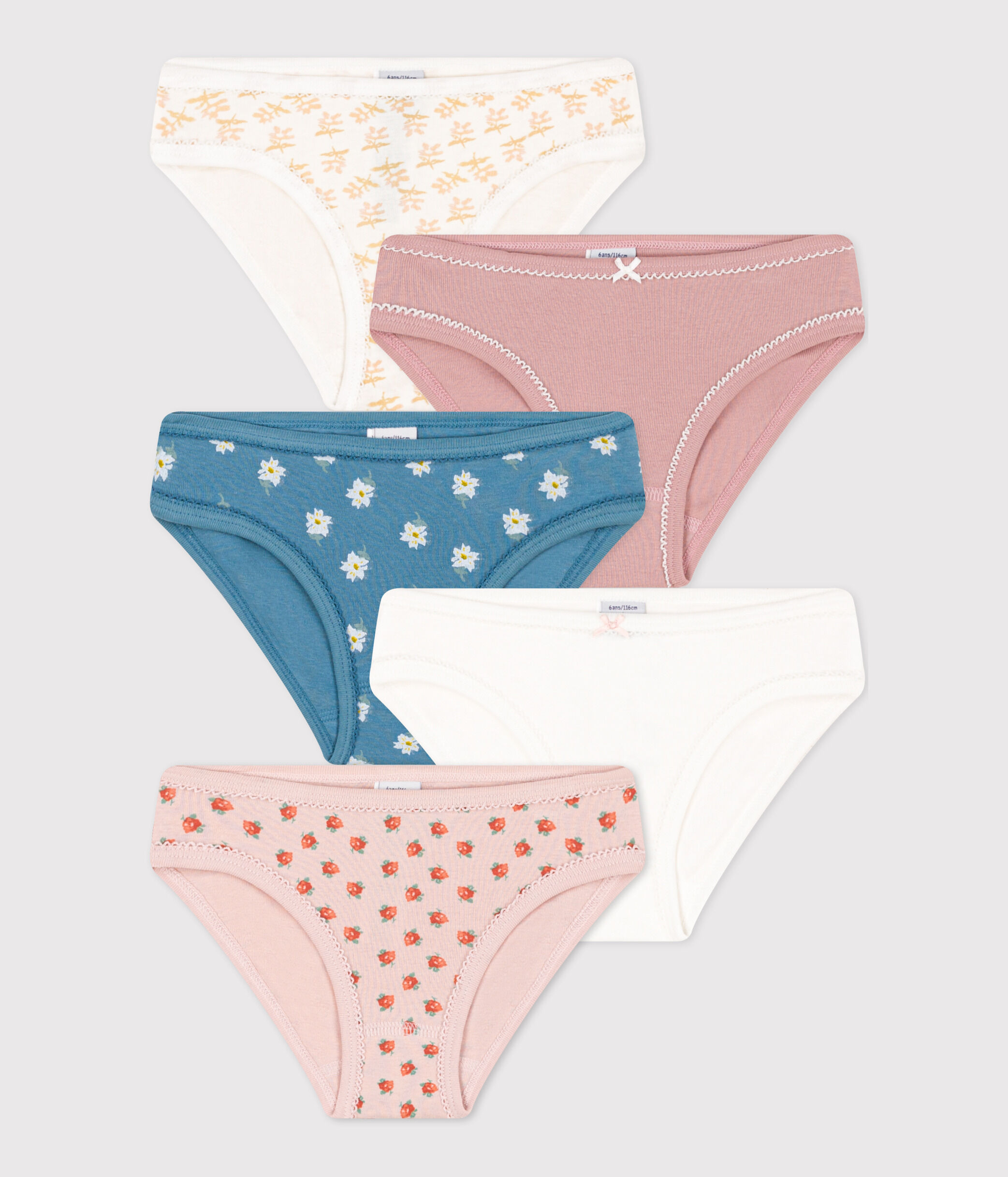 Fille en petite culotte 2025