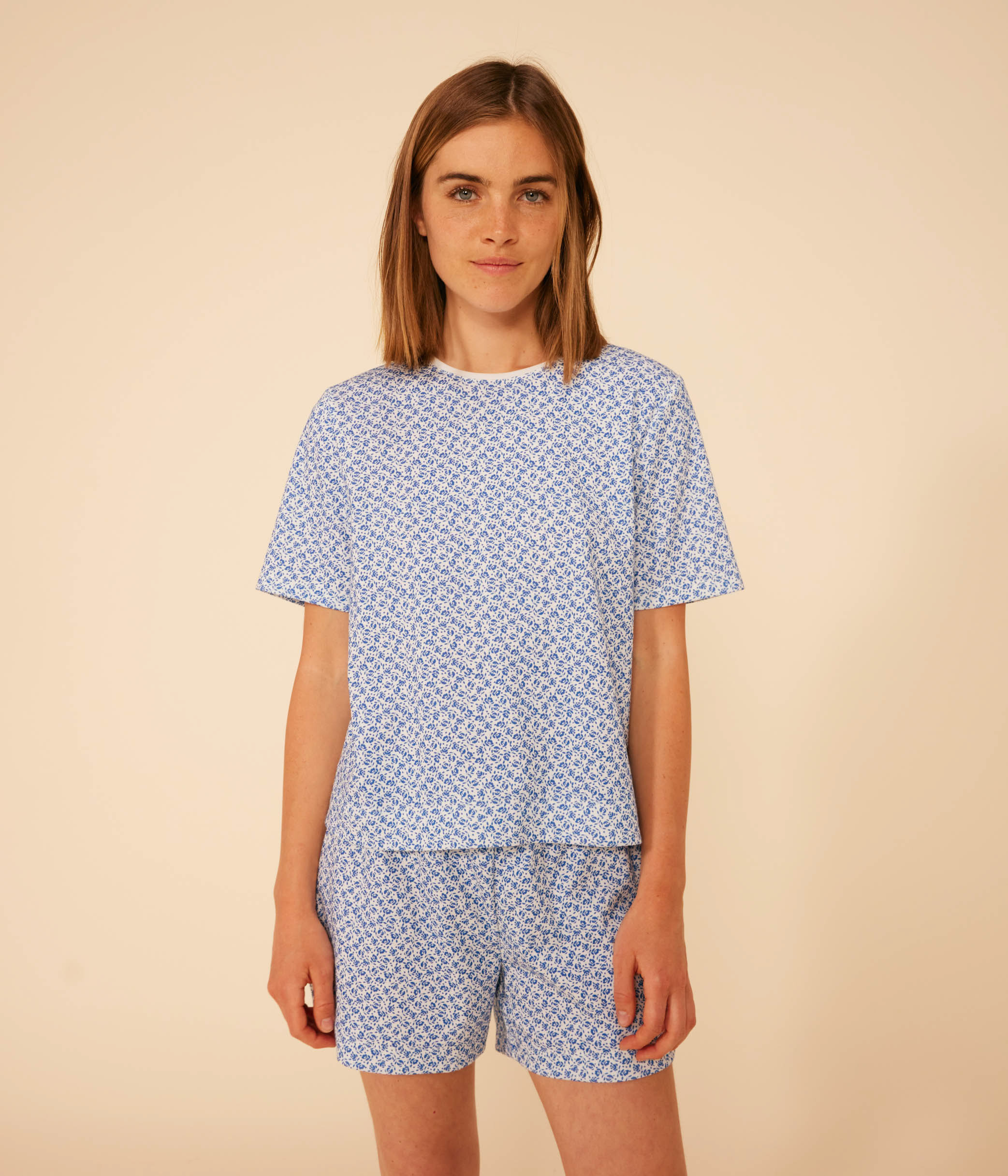 Pyjama femme confortable t-shirt ample moka shorts coton écru pois noirs main image 1