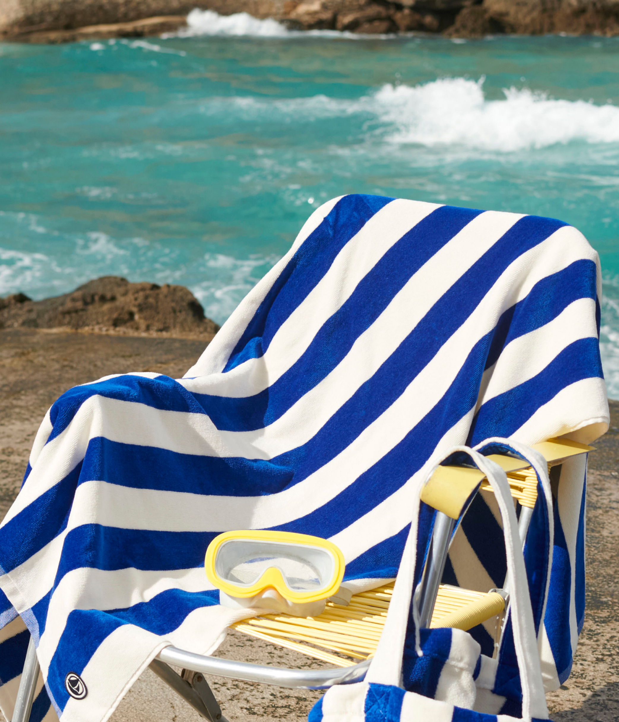 SERVIETTE DE PLAGE RAYEE EN BOUCLETTE EPONGE variante Petit Bateau