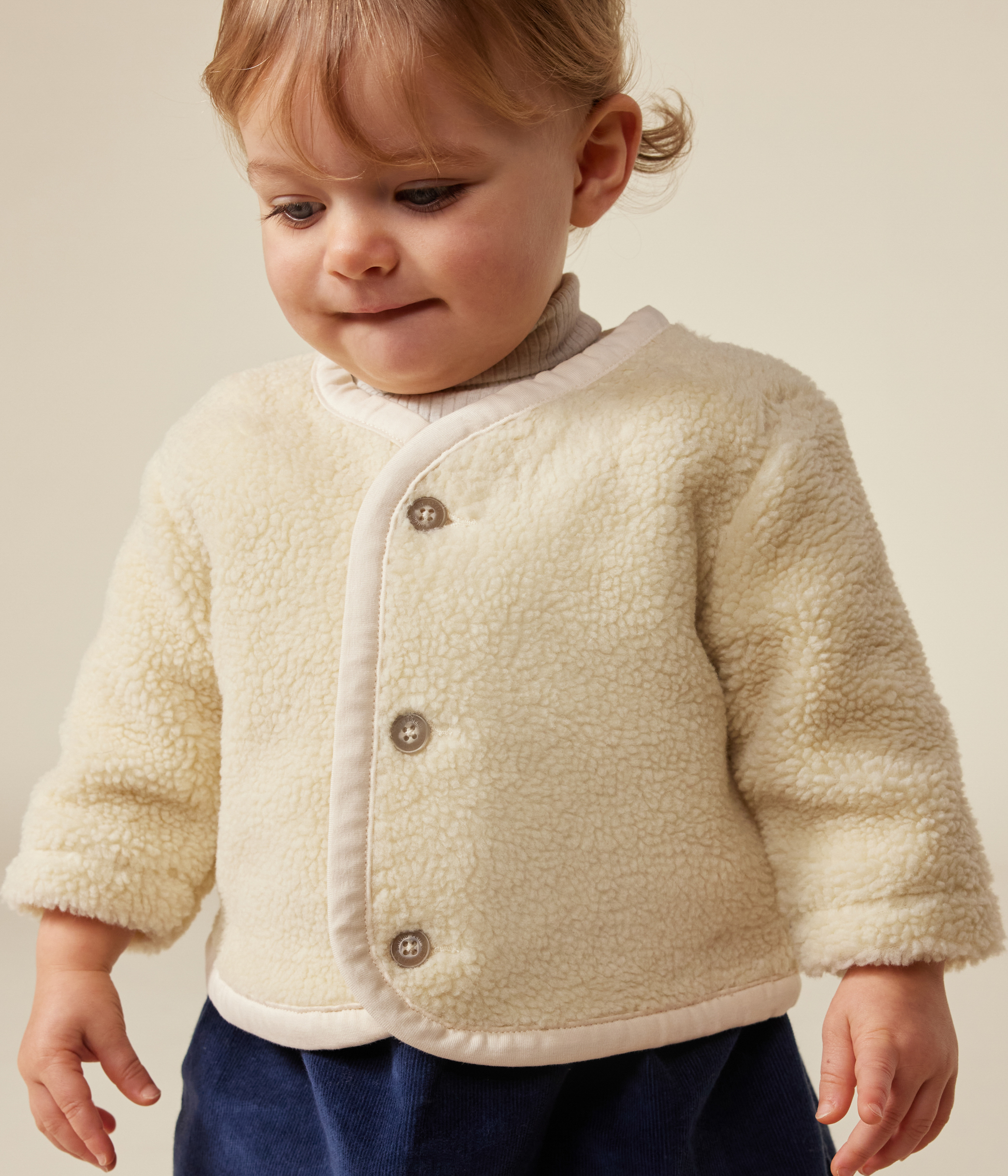 Veste en denim avec col en sherpa et broderies fleurs pour fille Veste en denim avec col en sherpa et broderies fleurs pour fille